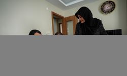 Engelli iki oğluna yıllardır şefkatle bakıyor