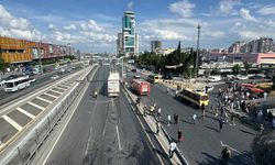 Beylikdüzü'nde tırın neden olduğu kazada kara yolu trafiğe kapandı