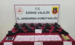 Edirne'de kaçakçılık operasyonunda 17 ruhsatsız silah ele geçirildi