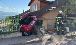 Kocaeli'de doğal gaz dağıtım kutusunu deviren otomobil merdivenli sokakta asılı kaldı