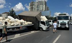 Tem Otoyolu'nda devrilen tekstil malzemesi yüklü kamyonet trafik yoğunluğuna yol açtı