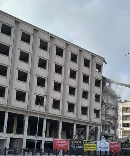 Balıkesir'in Simgesi Otel Basri Yıkıldı