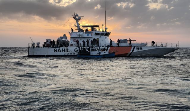 Çanakkale açıklarında batmak üzere olan ahşap teknedeki 29 düzensiz göçmen kurtarıldı