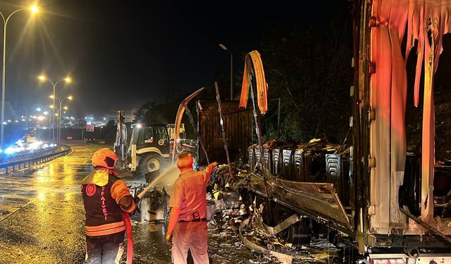Kocaeli'de tır yangını nedeniyle otoyolun Ankara yönünde ulaşım aksadı