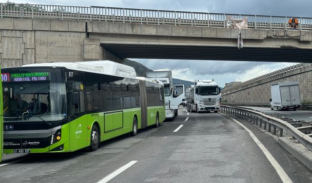 Kocaeli'de devrilen tır nedeniyle D-100 kara yolu İstanbul istikameti ulaşıma kapandı