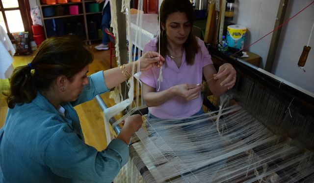 Bilecikli kadınlar kente özgü dokumaları kendi çözgüleriyle yaşatıyor