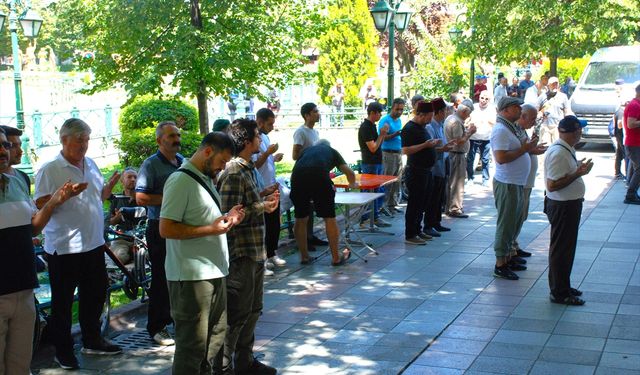 Bursa ve çevre illerde Heniyye için gıyabi cenaze namazı kılındı