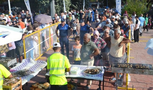 Karamürsel'de düzenlenen festivalde 9 bin balık ekmek dağıtıldı