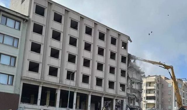Balıkesir'in Simgesi Otel Basri Yıkıldı