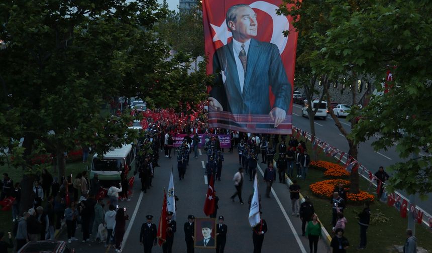 Edirne ve Tekirdağ'da 19 Mayıs dolayısıyla fener alayı düzenlendi