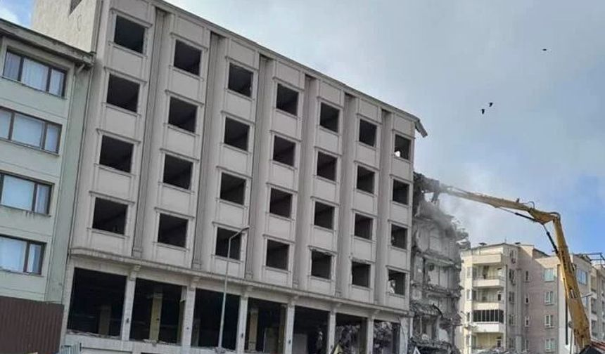 Balıkesir'in Simgesi Otel Basri Yıkıldı